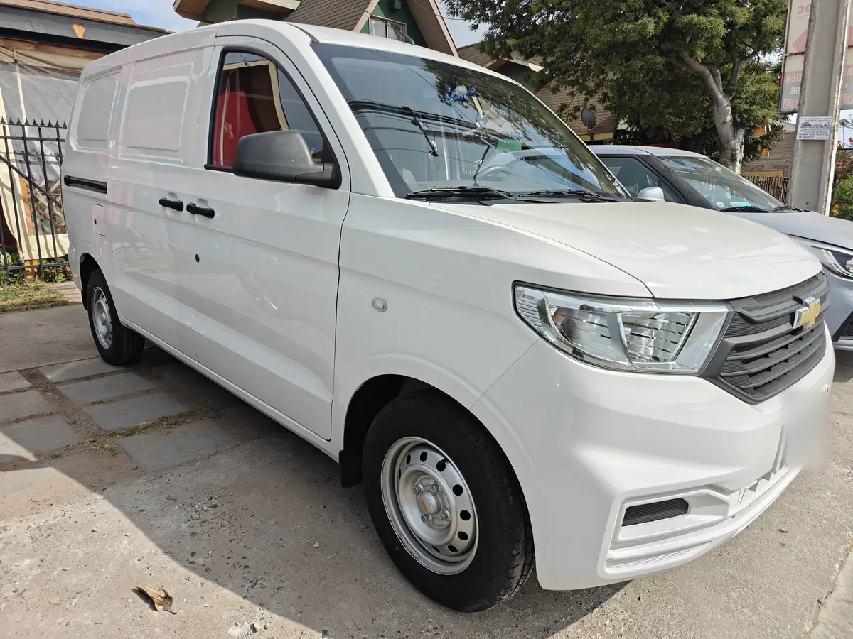 Furgón Chevrolet N400 Max blanco de Vango estacionado, visto completo desde el frente