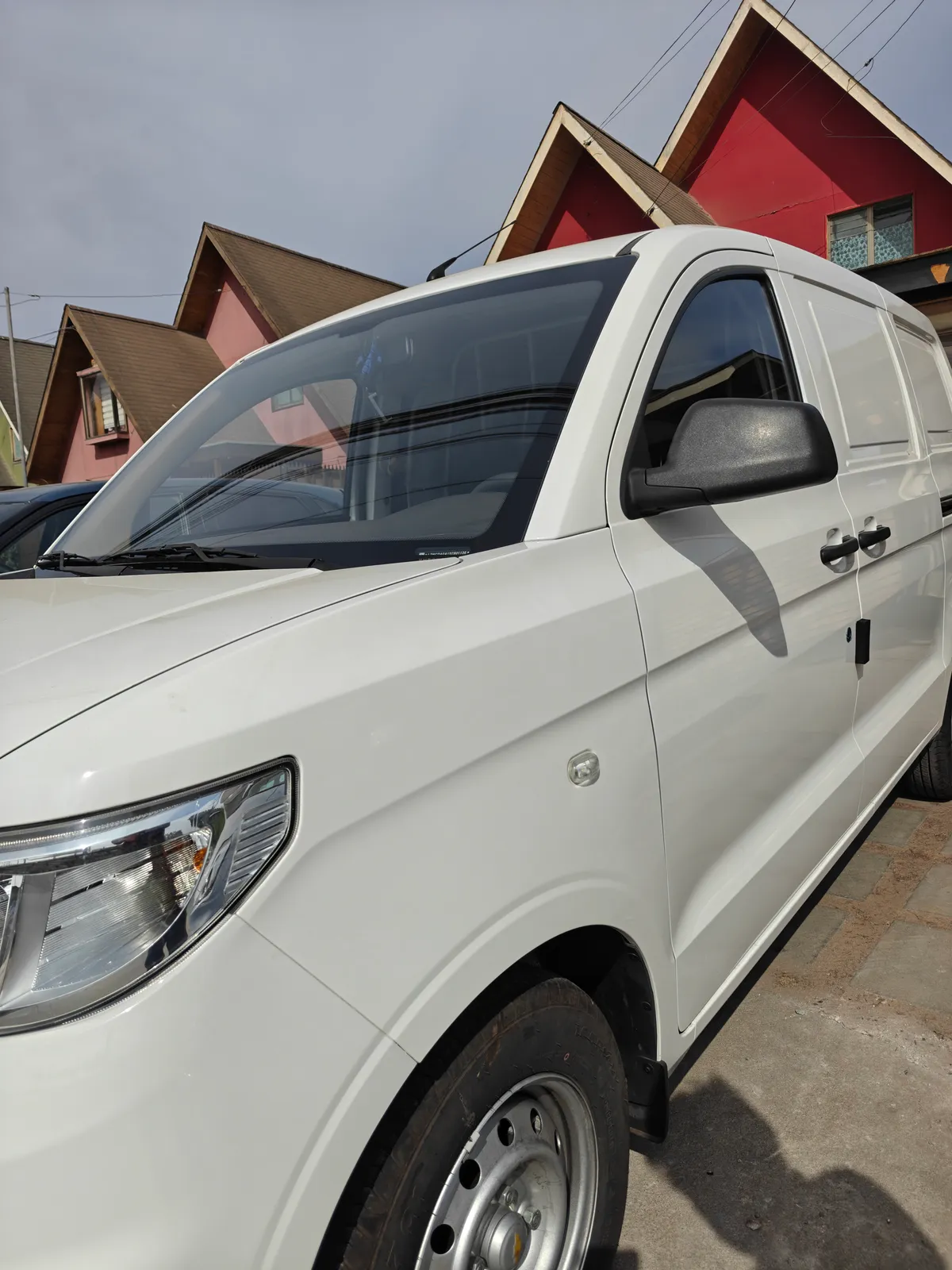 Furgón Chevrolet N400 Max blanco de Vango, visto de frente y de costado